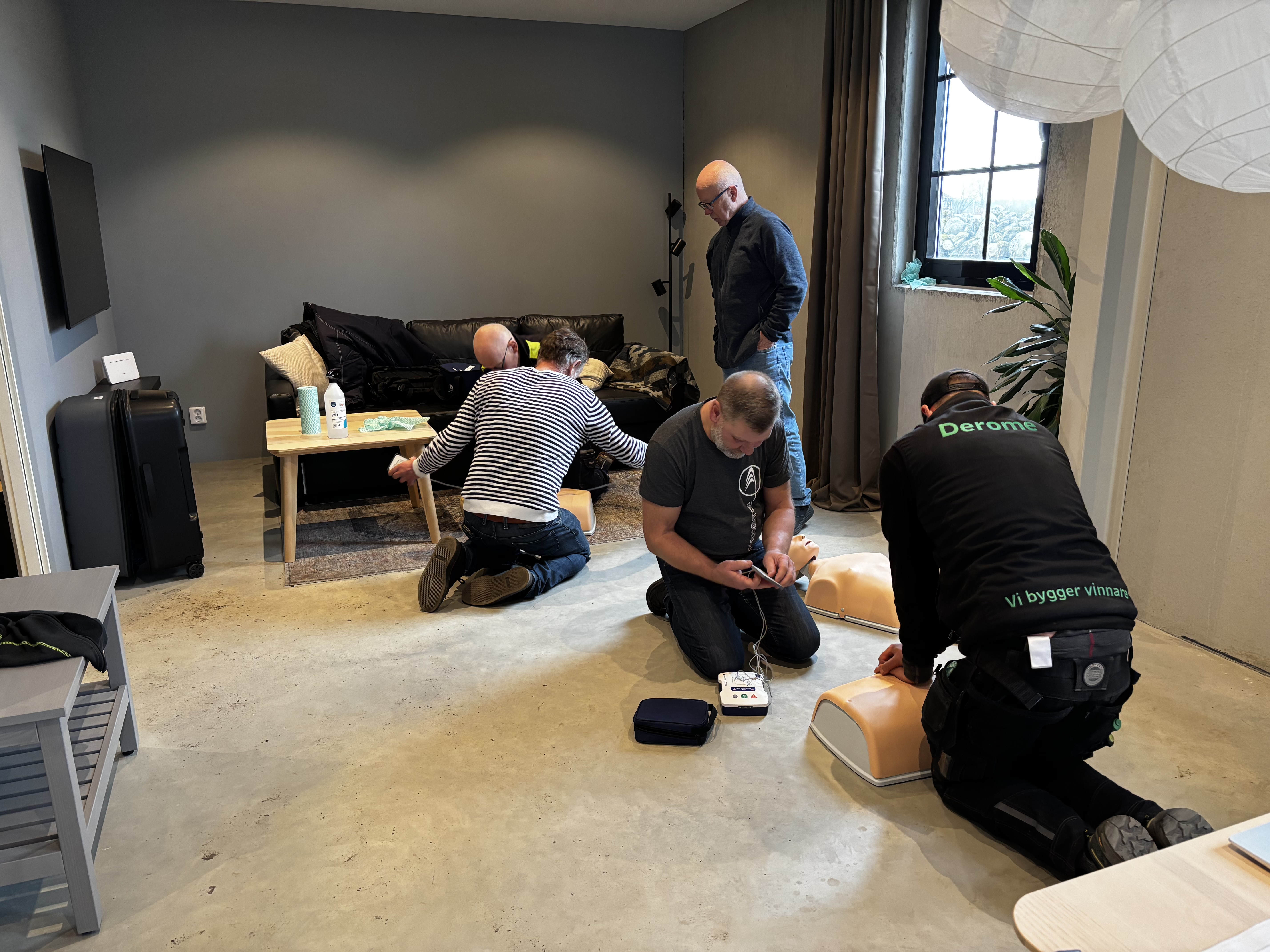 Byggarbetare övar HLR på företaget